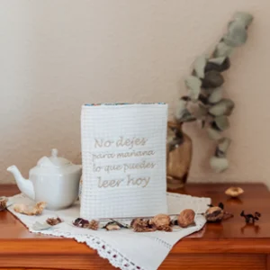 FUNDA DE LIBRO CAPRI WAFFLE BEIGE CON TEXTO